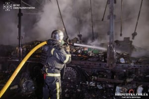 Нічна атака дронів на Хмельниччину: виникли пожежі на підприємствах, поранено водія вантажівки