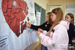 «Жарт чи вже булінг?»: у Шепетівській гімназії № 1 поліцейські навчали школярів розпізнавати цькування