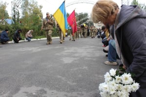 Окупант відібрав дім, а тепер й життя: Славута прощалася із захисником Олексієм Моховим