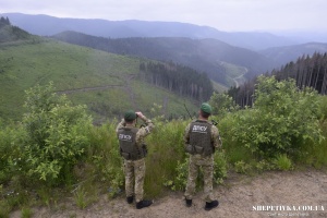 Житель Хмельниччини хотів перейти горами до Румунії та завадив гелікоптер прикордонників