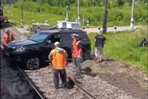На Шепетівщині водій позашляховика переоцінив його можливості та застряг на колії