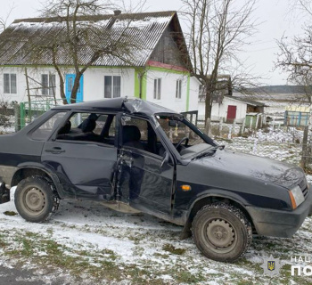 На Шепетівщині водій не впорався з керуванням та зіткнувся з електроопорою