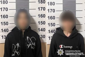 Приїхали на таксі розкладати наркотики: у Шепетівці затримали неповнолітніх «закладчиків»