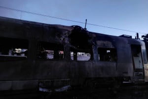 Наслідки нічної атаки на Хмельниччину: пошкоджені будинки, зміни у маршруті поїздів