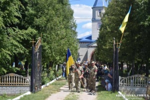 Берездівська громада провела в останню земну дорогу Захисника Андрія Корнатівського