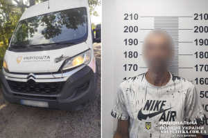 У Шепетівці чоловік вкрав автівку Укрпошти та переховувався в лісі