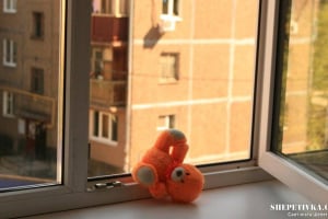 Фатальна хвилина на кухні: 2-річний малюк випав із вікна 6-го поверху
