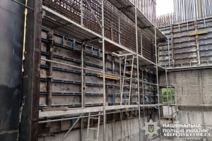 У Славуті на будівництві з 10-метрової висоти впав і загинув 69-річний чоловік