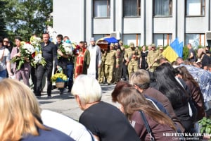 Повернувся «на щиті» через понад рік: у Шепетівці попрощалися із Захисником Юрієм Якошевським
