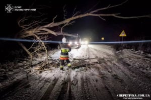 Рятувальники ліквідовували наслідки негоди на Хмельниччині