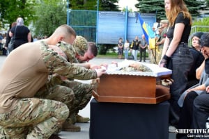 Замість річниці весілля — вічна розлука: Шепетівка на колінах зустріла Ярослава Стефанюка