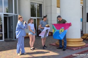 Жителі Славутської громади зустріли звільненого з ворожого полону воїна Олексія Васілінчука