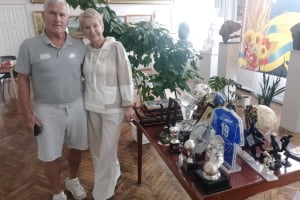 Від медалей Кубка УЄФА до футболок «Барселони»: батьки Дмитра Чигринського передали музейникам Ізяслава унікальну колекцію експонатів