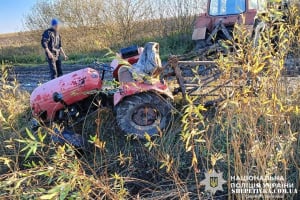 На Шепетівщині під колесами мінітрактора загинув чоловік