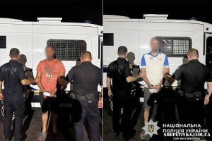 Інсценували ДТП та погрожували пістолетом: на Шепетівщині затримали двох чоловіків за розбійний напад на підлітка та його матір