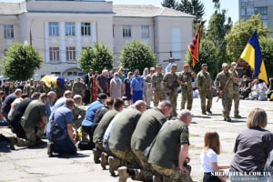 Біль втрати знову вкрила Шепетівську громаду: прощалися із старшим сержантом Олександром Новіковим