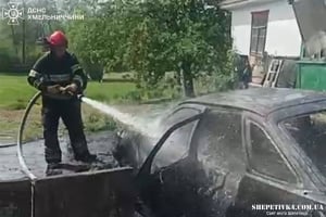У Ізяславі внаслідок пожежі травмувався чоловік, а в Грицеві горів автомобіль
