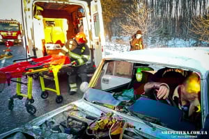 У Славуті не змогли розминутись ВАЗ та Honda: одну людину госпіталізовано (відео)