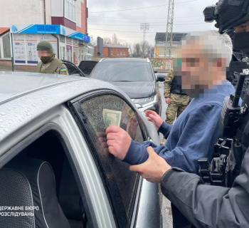 ДБР повідомило про підозру правоохоронцю з Хмельниччини за переправлення ухилянтів закордон