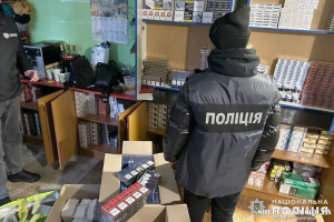 У мешканця Шепетівщини вилучили понад 10 тисяч пачок цигарок, 300 л алкоголю та автомат