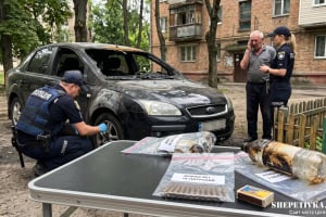 У Шепетівці судили чоловіка за підпал автомобіля та зберігання патронів