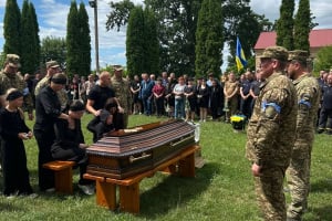 «Навіки в строю»: Крупецька громада попрощалася із полеглим Захисником Василем Климчуком