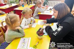 Безпека для найменших: у Шепетівці поліцейські із дітлахами разом виготовляли флікери