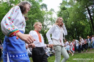 Від маршу Героїв до загальноміського феномену: історія Дня вишиванки у Шепетівці