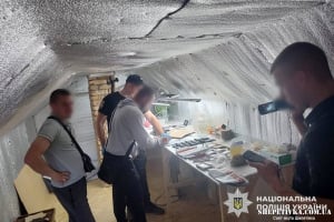 У Шепетівці судитимуть 44-річного чоловіка за торгівлю канабісом та арсенал вибухівки й боєприпасів