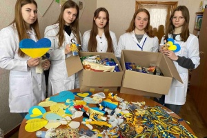 Студенти Шепетівського медичного фахового коледжу передали для воїнів власноруч зроблені обереги