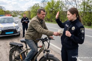 П’яний на електровелосипеді: на Шепетівщині судитимуть чоловіка за спробу підкупити поліцейських