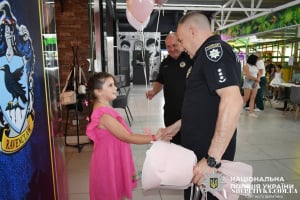 У Полонному поліцейські привітали з 9-річчям доньку загиблого колеги
