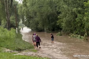 Змиті городи, замулені подвір'я та знищений врожай: наслідки зливи на Шепетівщині