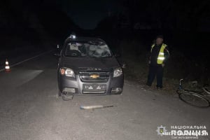 На Шепетівщині водій не оминув велосипедиста, його госпіталізували