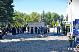 У Шепетівці відкрили оновлену Алею Пам'яті та вручили відзнаки Почесного громадянина родинам полеглих Героїв