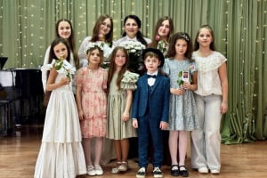 Пісні для найдорожчих: у Шепетівській музичній школі відбувся зворушливий концерт до Дня матері