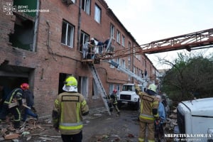 У Хмельницькому ліквідовують наслідки влучання дрон-атаки: патрульні показали перші хвилини після влучання