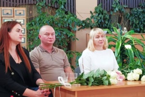 «Ми вільні на своїй землі»: у Нетішині відбулася зустріч із колишніми полоненими матір'ю та сином