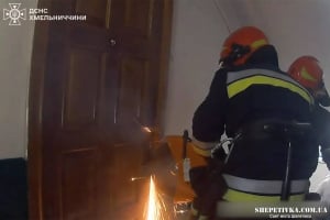 Славутські рятувальники допомогли визволити малюка з квартири