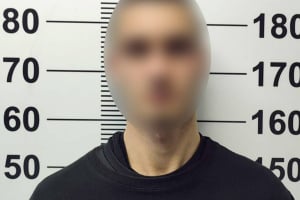 У Полонному молодик так вдарив чоловіка, що його госпіталізували