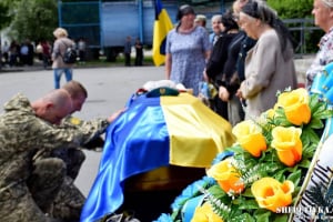 Два роки надії та скорботи: у Шепетівці попрощалися із морським піхотинцем Геннадієм Камінським