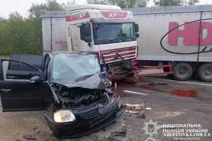 Зіткнулися вантажівка «DAF» та легковик: на Шепетівщині у ДТП травмувався 50-річний водій