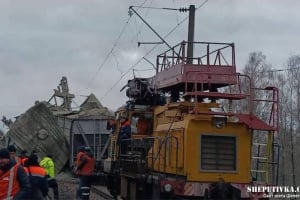 Через влучання БпЛА зійшов з рейок вантажний та пасажирський потяг: у Шепетівці організовано шатли