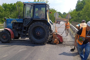 На замітку водіям: поблизу Мокіївців досі ремонтують шляхопровід через залізницю