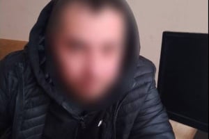 «Хтів подзвонити»: шепетівчанин вирвав телефон у жінки, яка відмовила йому в допомозі