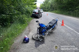 Зіткнення з легковиком на Шепетівщині: 61-річний мотоцикліст опинився в лікарні