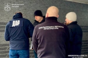 Продавали дозволи поштою: на Хмельниччині судитимуть посадовця Держпраці та комерсантку