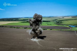 Знищили півтонну авіабомбу на полі: сапери ДСНС знешкодили ФАБ-500
