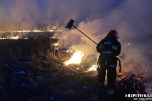 На Шепетівщині рятувальників двічі залучали до гасіння сухої рослинності
