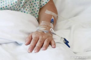 Порушення зору, ковтання, сухість в роті, закрепи, слабкість: що стало причиною госпіталізації трьох жінок